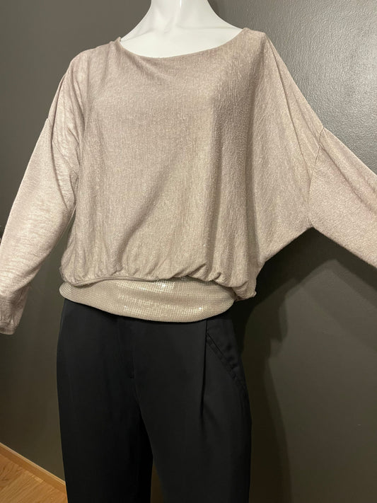 Tröja beige oversize med lång ärm, paljetter nedtill på inbyggt linne